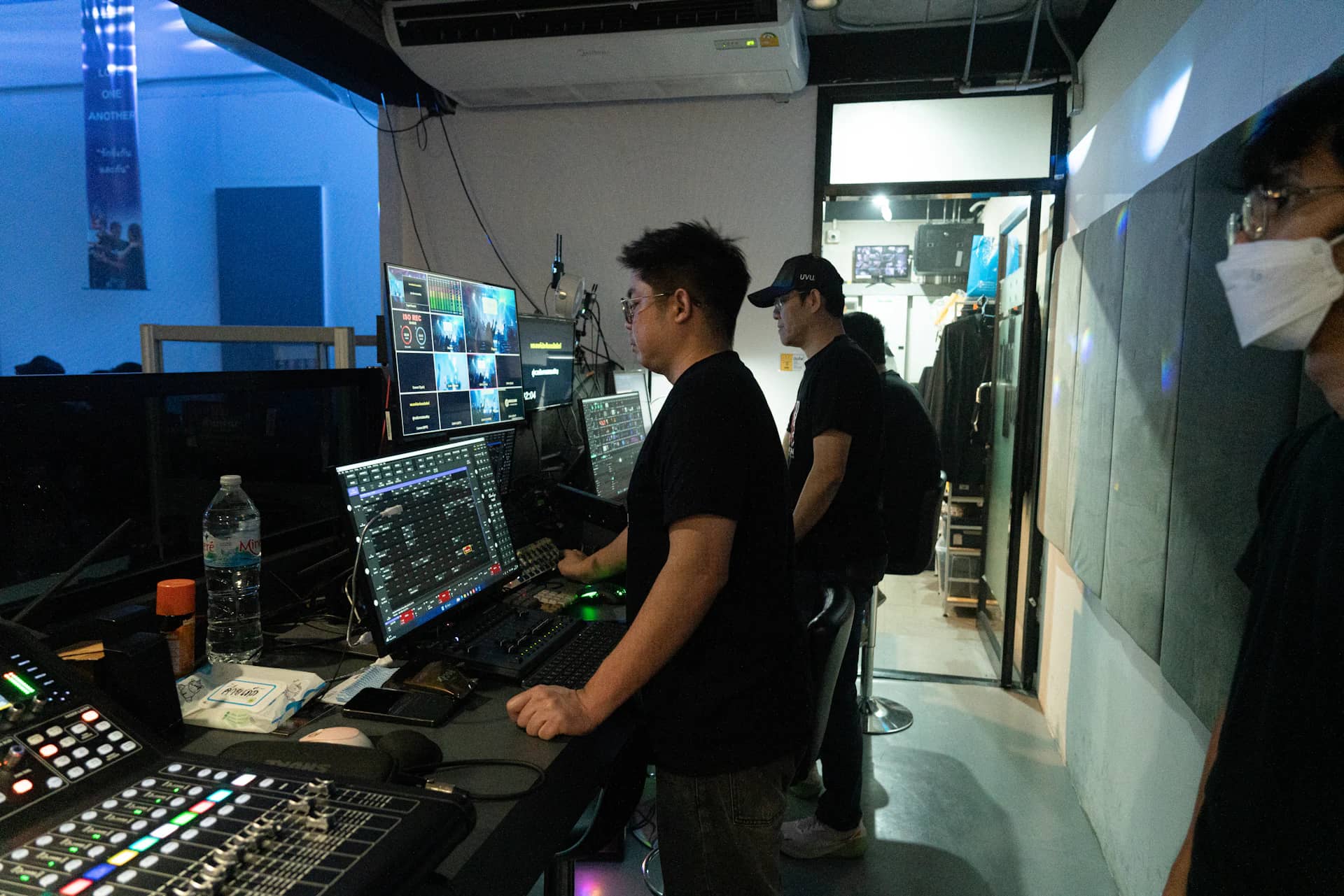 Equipe técnica trabalhando em uma mesa de controle de vídeo